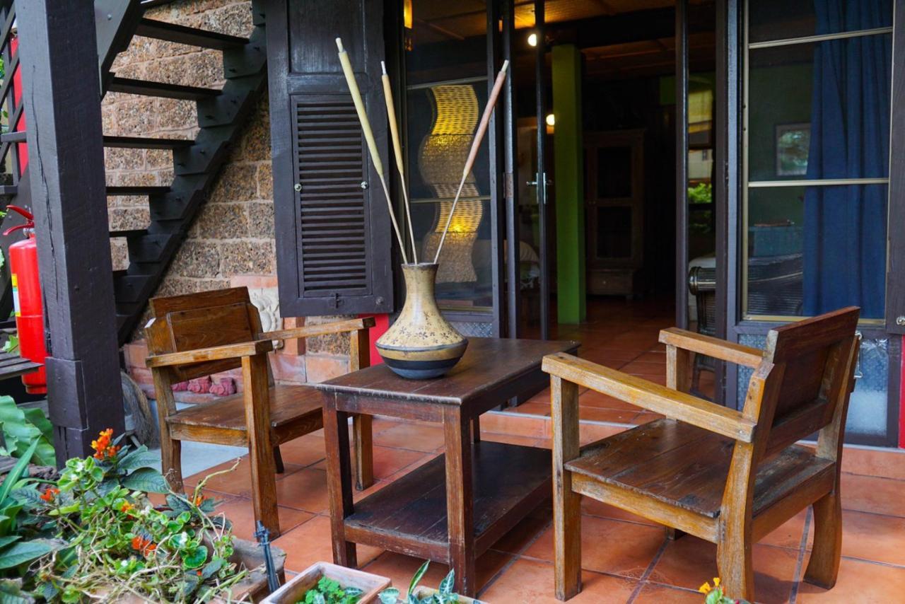 The Riverside Guest House Lampang Bagian luar foto