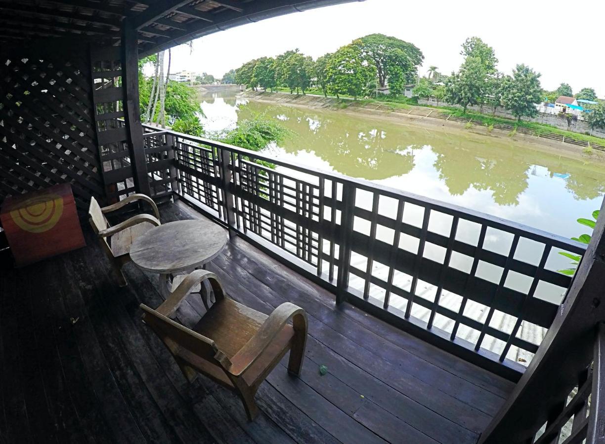 The Riverside Guest House Lampang Bagian luar foto