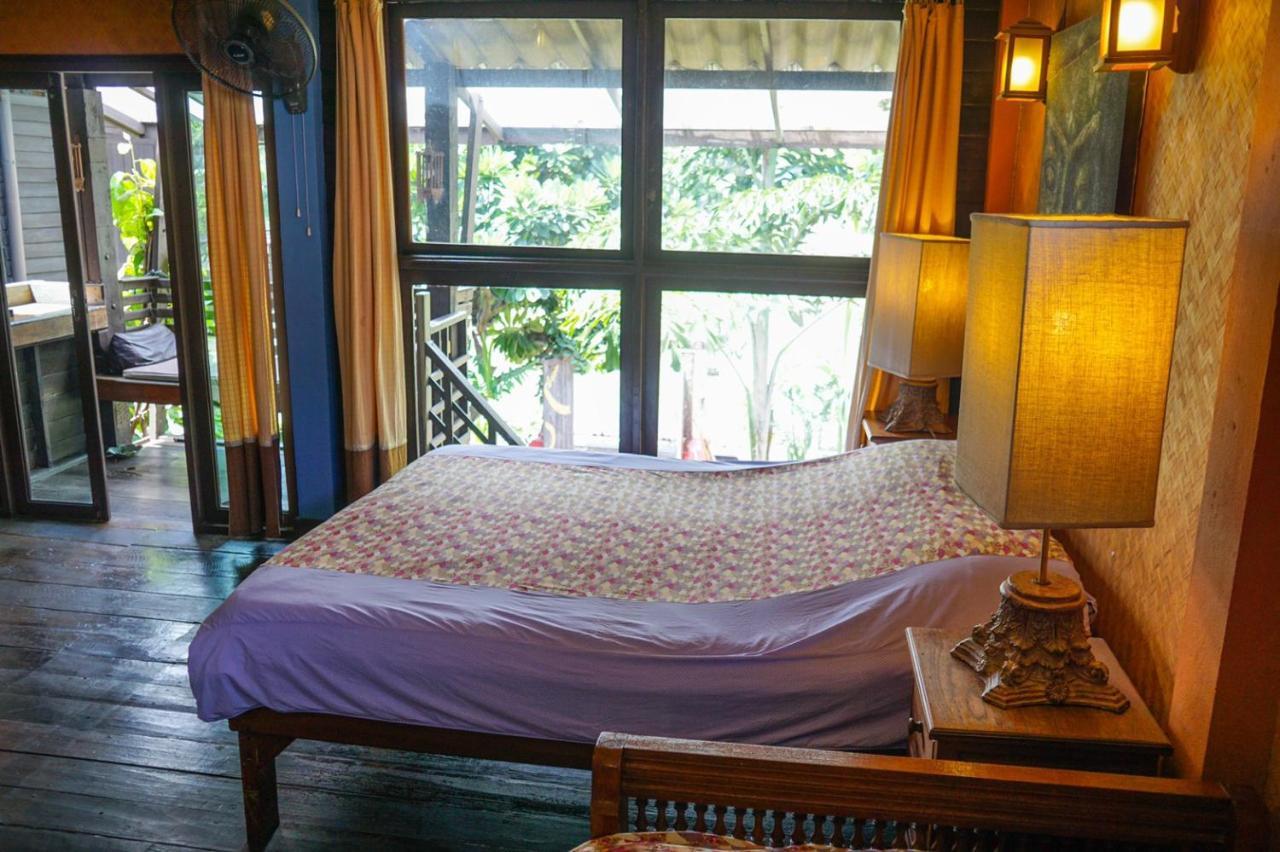 The Riverside Guest House Lampang Bagian luar foto