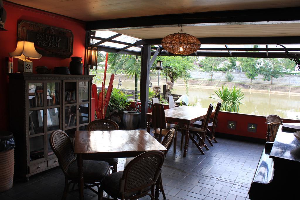 The Riverside Guest House Lampang Bagian luar foto