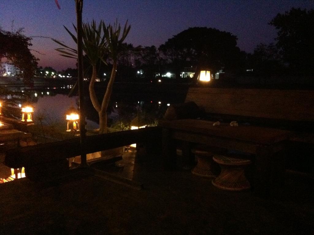 The Riverside Guest House Lampang Bagian luar foto