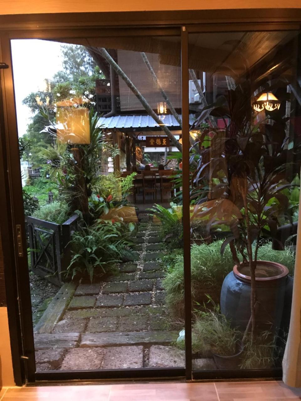 The Riverside Guest House Lampang Bagian luar foto
